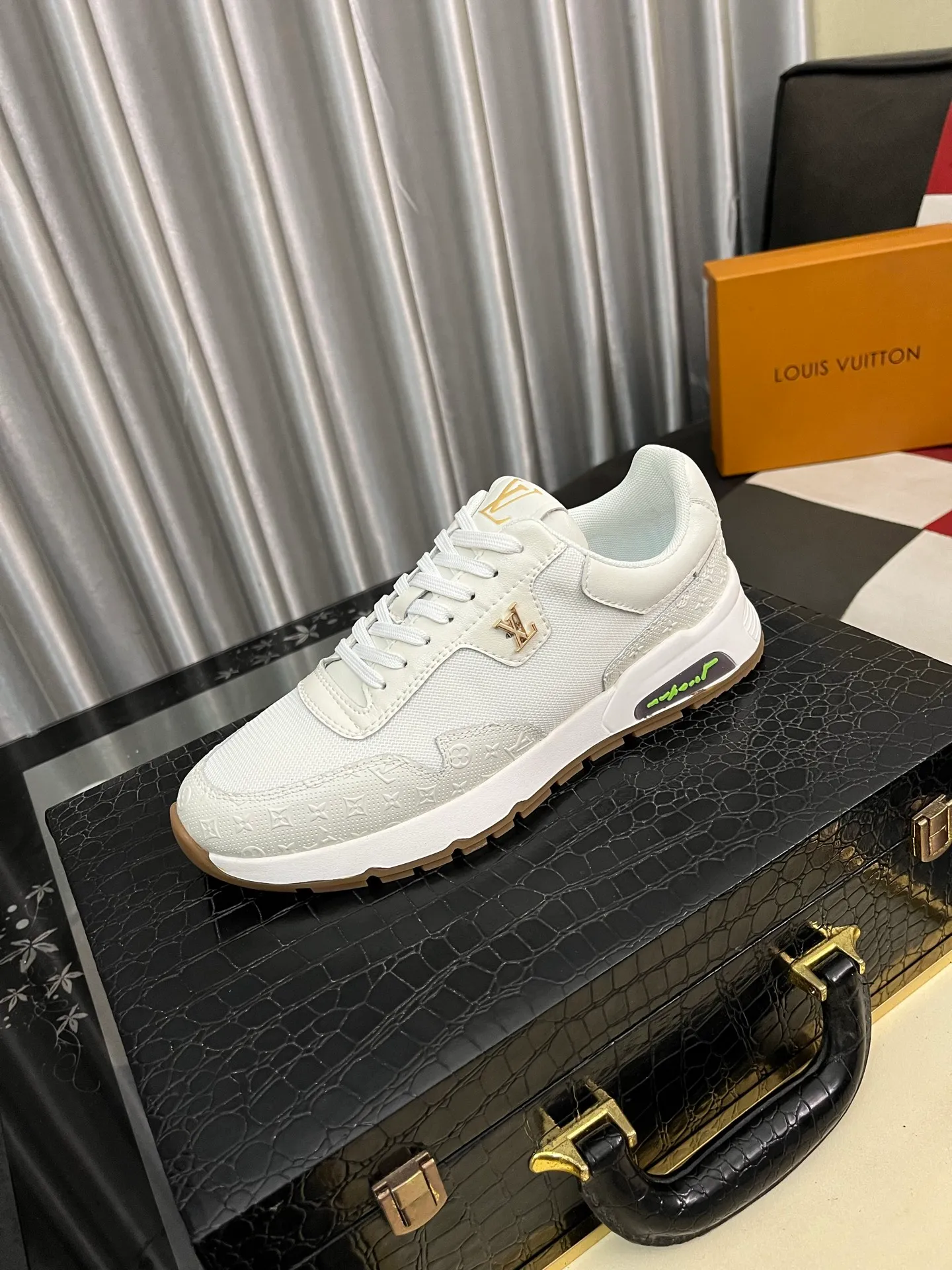Men's shoes 💰458⌚️⌚️[Louis Vuitton LV] Dad shoes are popular casual sports shoes with outsole, breathable and comfortable, easy to walk, trendy men's versatile fly woven epoxy with ➕leather lining➕Gucci's popular original outsole, sports and running style, super comfortable. Size 38-442️⃣Colors available